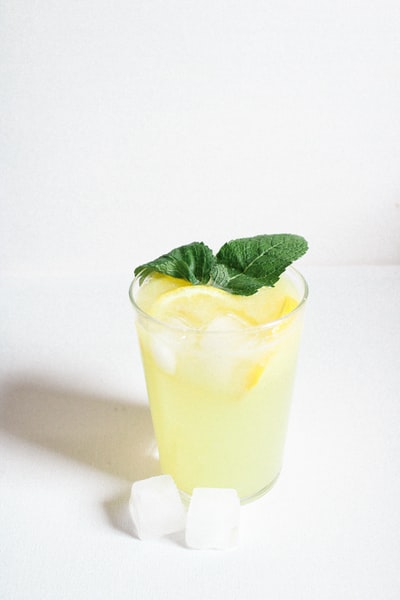 黄绿透明饮杯